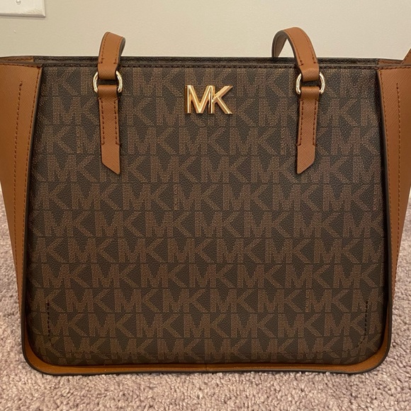 Brand New without tags Michael Michael Kors
SYLVIA SIGNATURE MEDIUM TOTE - Picture 4 of 14